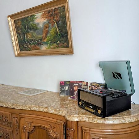 Maison De Style Tout Confort, Position Ideale, Avec Clim Et Petit Exterieur Orange  Luaran gambar