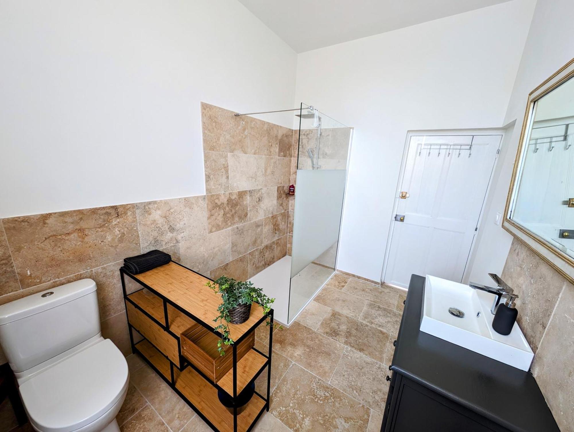 Maison De Style Tout Confort, Position Ideale, Avec Clim Et Petit Exterieur Orange  Luaran gambar